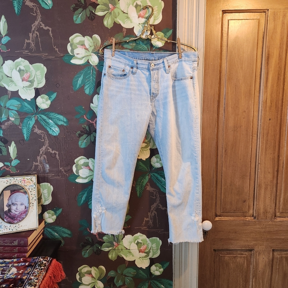 Levi’s Light Wash Straight Leg Jean Floral Embroidered Ankle W29 L26 100% Cotton